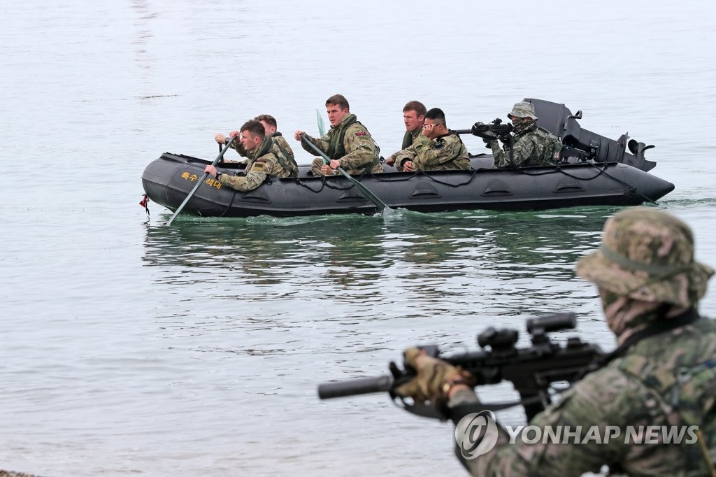 Los infantes de marina surcoreanos y británicos participan, el 22 de marzo de 2023, en un entrenamiento de desembarco anfibio, durante unos ejercicios combinados con marines de EE. UU., en Pohang, a 272 kilómetros al sureste de Seúl.