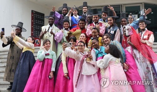 Diplomáticos vestidos con 'hanbok'