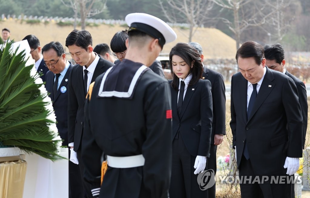Yoon rinde tributo a los 46 héroes caídos de la corbeta Cheonan
