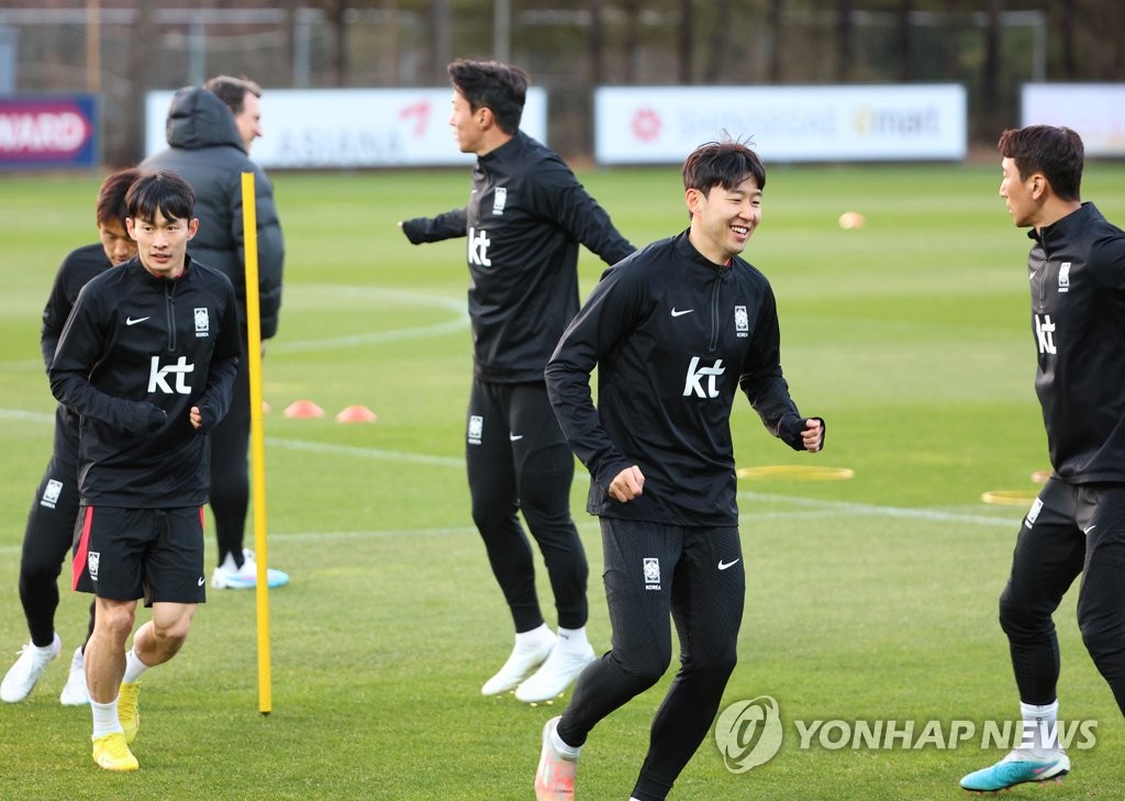 몸 푸는 대표팀 선수들