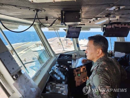 米原子力空母「ニミッツ」を訪れて訓練を指導する金承謙・合同参謀本部議長（同本部提供）＝（聯合ニュース）≪転載・転用禁止≫