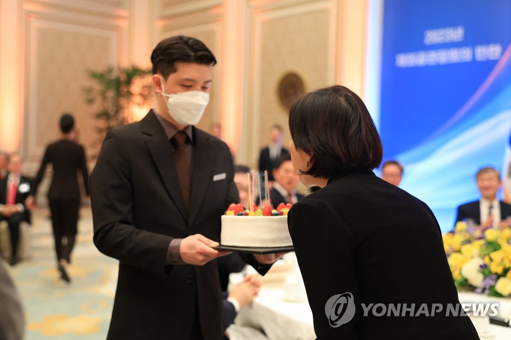 생일 케이크 촛불 끄는 오영주 주베트남 대사