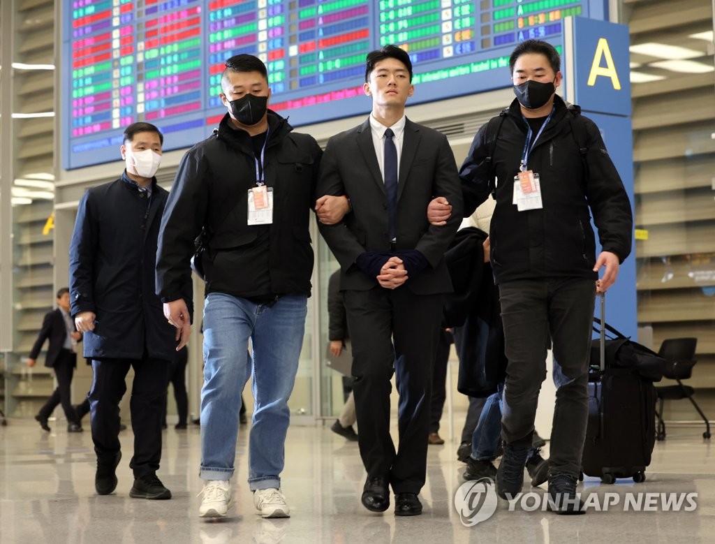 En la foto, tomada el 28 de marzo de 2023, se muestra a Chun Woo-won (segundo por la dcha.), nieto del difunto expresidente Chun Doo-hwan, detenido por los agentes de policía, en el Aeropuerto Internacional de Incheon, al oeste de Seúl, por presunto consumo ilegal de drogas. 