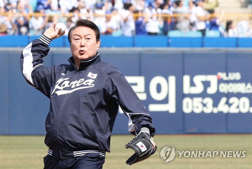 The Seoul Story on X: Actor Ji Sung threw the ceremonial first pitch today  for 2017 KBO League Doosan Bears vs Hanwha Eagles   / X