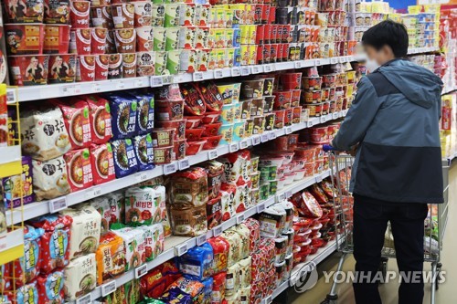 An April 9, 2023, file photo of a person shopping for ramyeon at a supermarket in Seoul (Yonhap)
