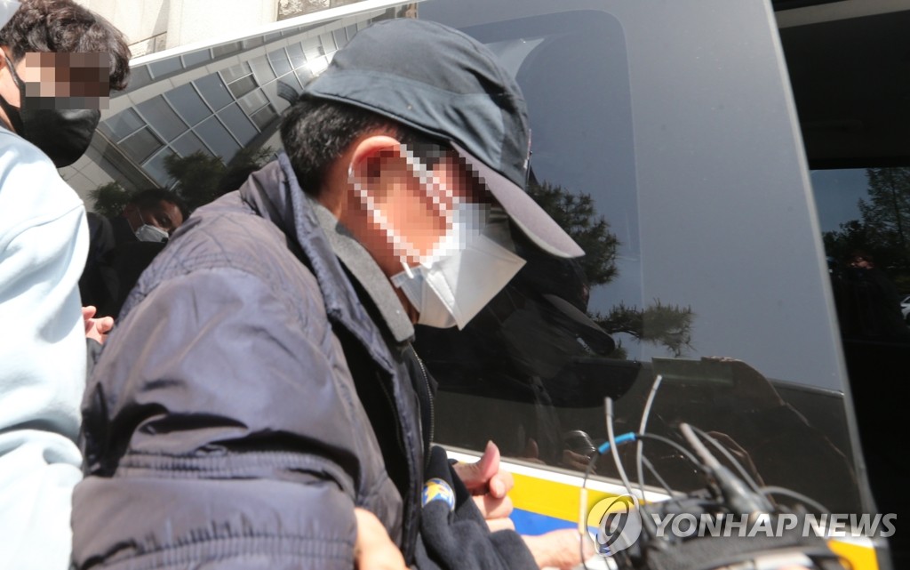 대전 스쿨존에서 만취 상태로 운전하다가 초등생을 치어 숨지게 한 전직 공무원 방모씨가 호송 차량으로 이동하고 있다. 