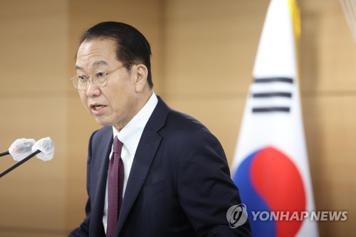 En la imagen de archivo se muestra, el 11 de abril de 2023, al ministro de Unificación, Kwon Young-se, hablando durante una conferencia de prensa, en el complejo gubernamental de Seúl.