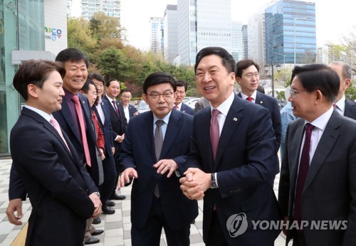 '홍준표 해촉'에 與 내부 설왕설래…"전문홍답" "당대표 모욕"