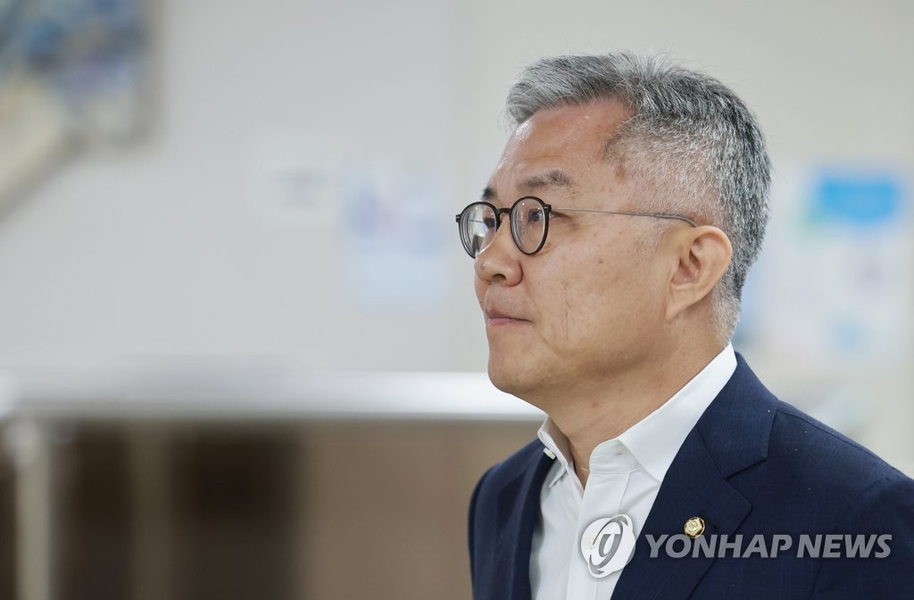 Rep. Choe Kang-wook of the Democratic Party attends a court hearing in Seoul on April 24, 2023. (Yonhap)