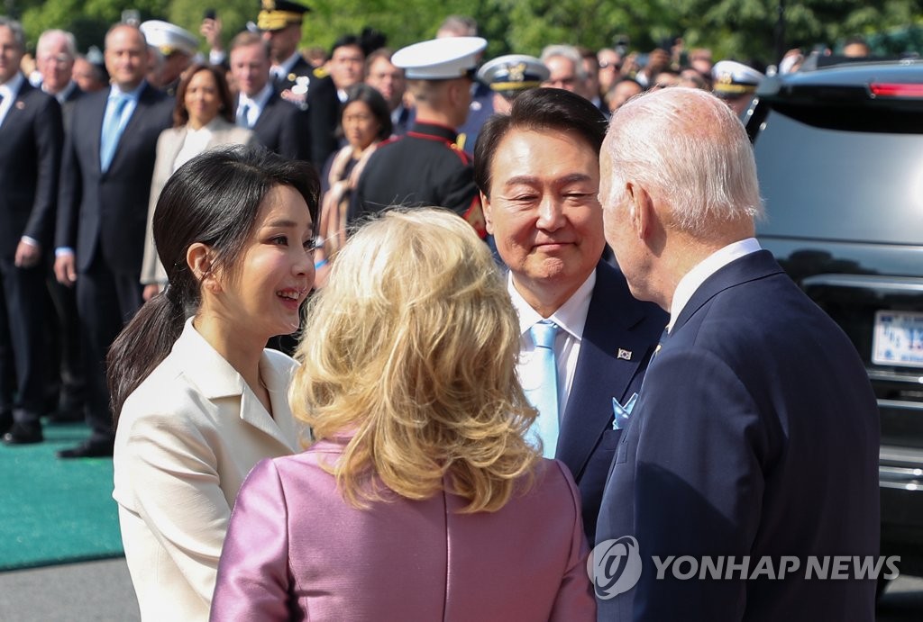 South Korean President Yoon Suk Yeol (2nd from R) and first lady Kim Keon Hee (L) are greeted by U.S. President Joe Biden (R) and first lady Jill Biden during a welcoming ceremony at the White House in Washington, D.C., on April 26, 2023. (Yonhap)