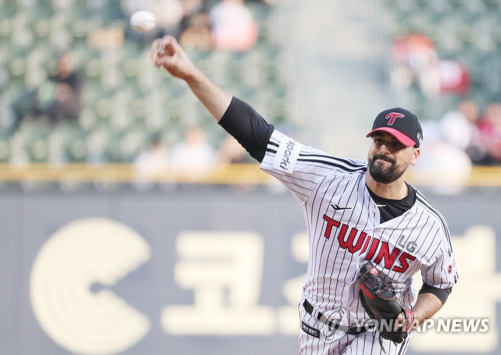 LG Twins starter Adam Plutko pitches against the SSG Landers during a Korea Baseball Organization regular season game at Jamsil Baseball Stadium in Seoul on April 27, 2023. (Yonhap)