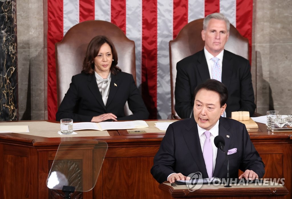 El presidente de Corea del Sur, Yoon Suk Yeol, se dirige a una sesión conjunta del Congreso en la Cámara de Representantes del Capitolio de los EE. UU. en Washington el 27 de abril de 2023, con la vicepresidenta de los EE. UU. Kamala Harris (izquierda, atrás) y el presidente de la Cámara, Kevin McCarthy, sentados detrás de él. .  (Yonhap)