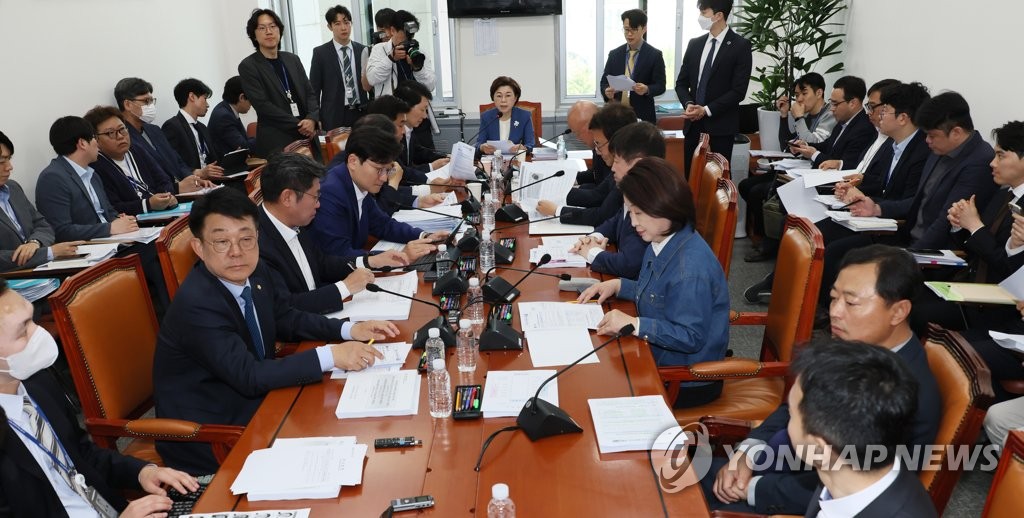 발언하는 김정재 국토위 국토법안심사소위 위원장