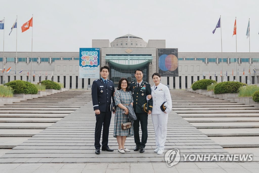 가정의 달 맞아 이색 군 가족 프로야구 시구