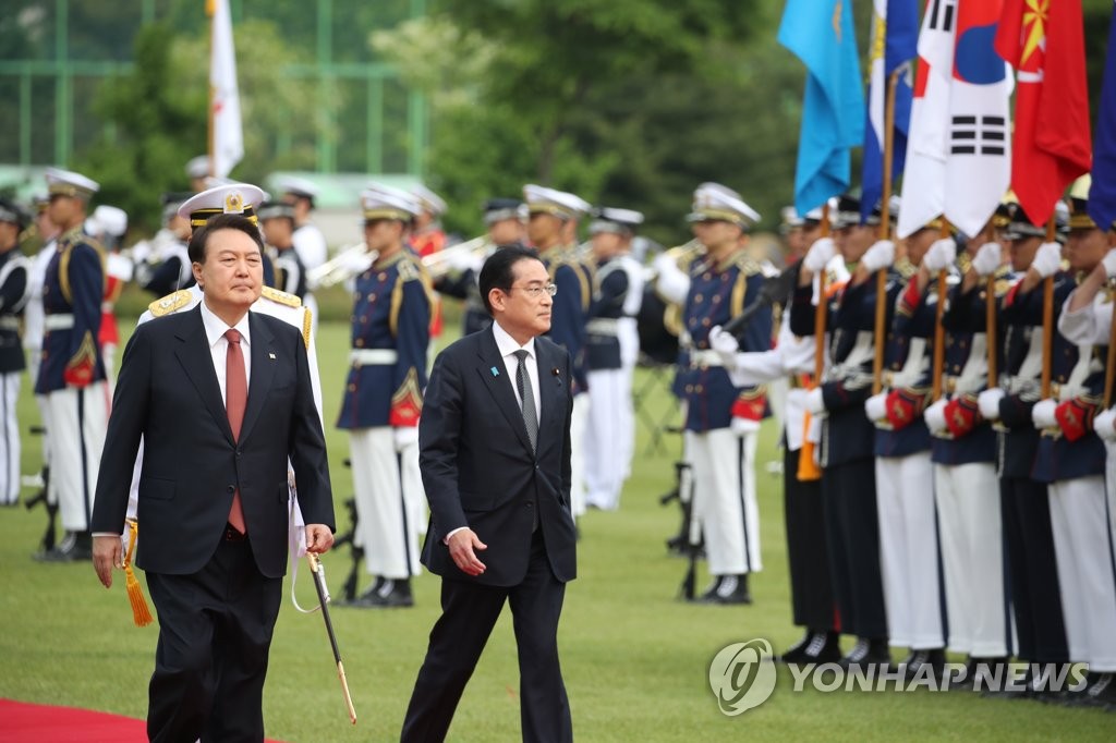 Japanese Prime Minister Fumio Kishida (R), alongside South Korean President Yoon Suk Yeol, reviews an honor guard during a welcome ceremony at the presidential office in Seoul on May 7, 2023. (Yonhap)