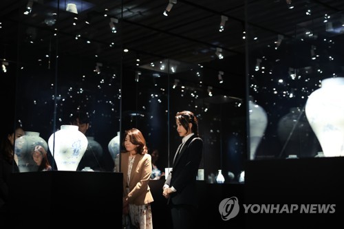 韓日の首脳夫人　ソウルで「朝鮮白磁展」観覧