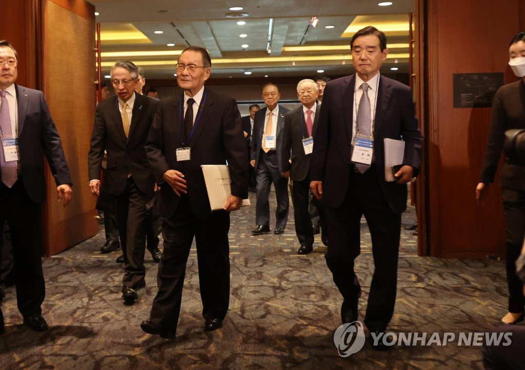 韓日経済協会の金ユン（キム・ユン）会長（右）と日韓経済協会の佐々木幹夫会長＝１６日、ソウル（聯合ニュース）