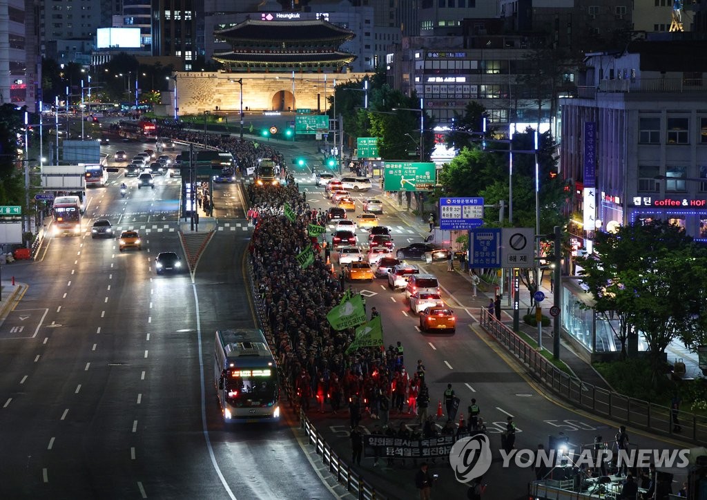 Crowds of unionized construction workers march toward the presidential office in central Seoul on May 16, 2023. (Yonhap)
