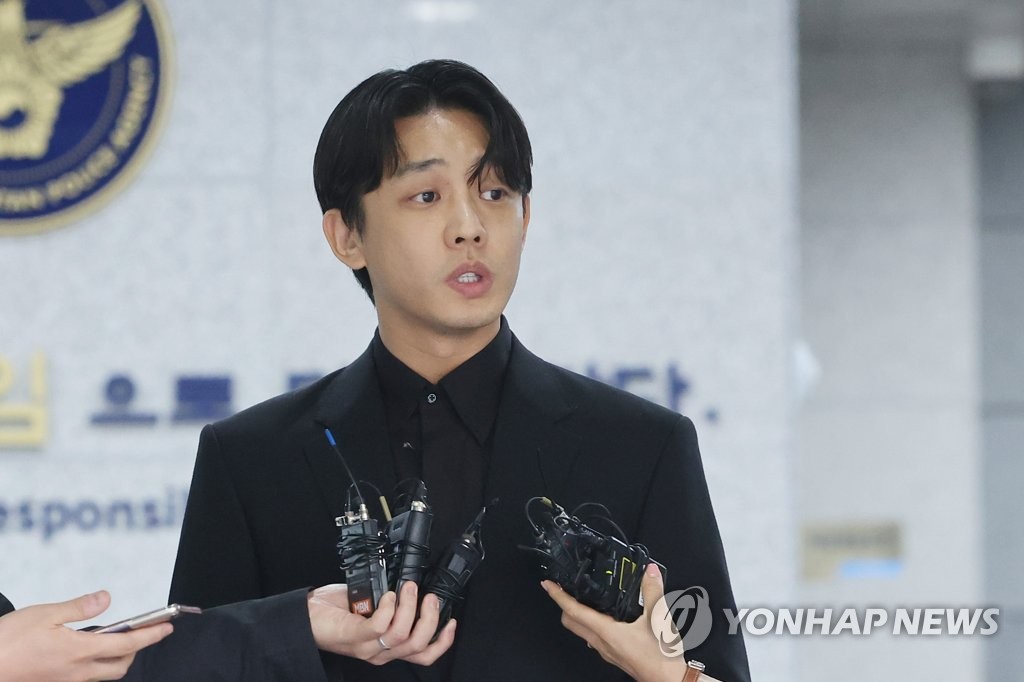 Actor Yoo Ah-in returns home after 21-hr questioning over alleged drug abuse