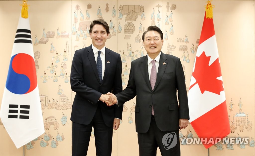 Le président Yoon Suk Yeol (à droite) pose pour une photo avec le Premier ministre canadien Justin Trudeau avant leur entretien au bureau présidentiel de Séoul, le 17 mai 2023.