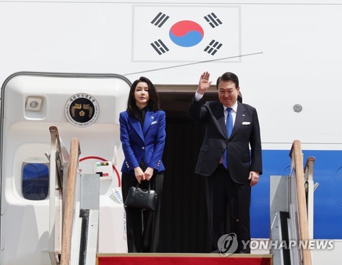 (LEAD) Yoon part à Hiroshima pour le G7 et des rencontres avec Biden et Kishida