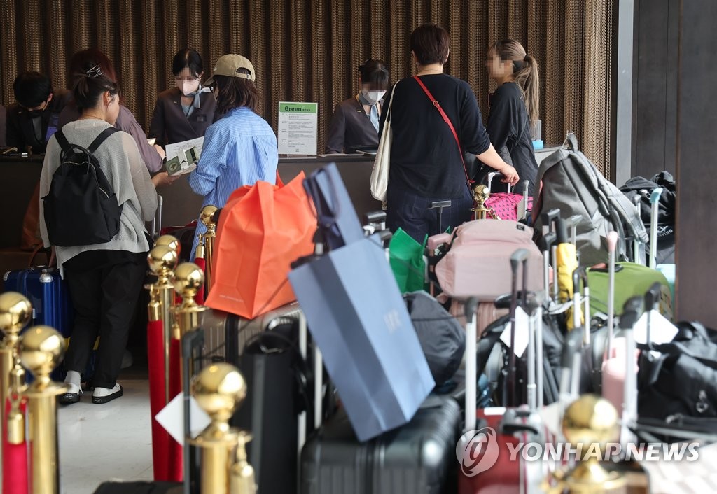 지난 5월 외국인 관광객으로 붐비는 서울 명동의 한 호텔