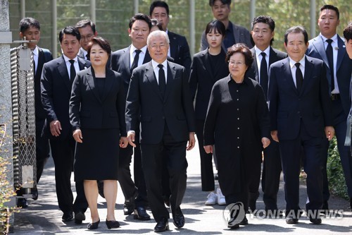文·이재명, 권양숙 여사와 오찬…권여사, 李에 독도 접시 선물