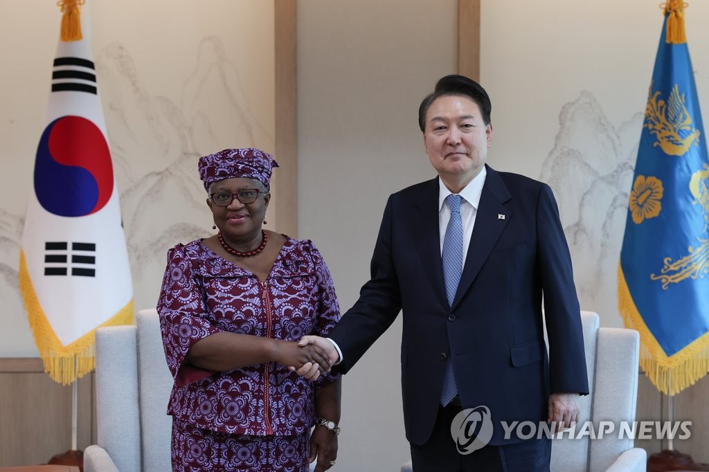 Le président Yoon Suk Yeol (à droite) serre la main de la directrice générale de l'Organisation mondiale du commerce, Ngozi Okonjo-Iweala, lors d'une réunion à Séoul le 23 mai 2023. (Photo fournie par le bureau présidentiel. Archivage et revente interdits)