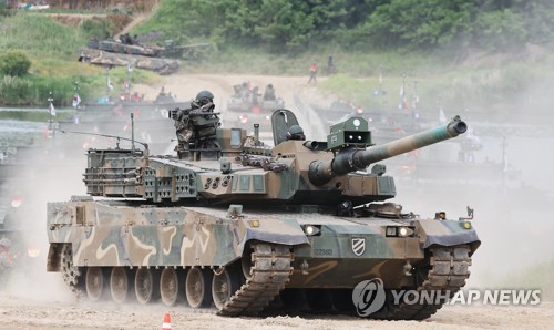 A K2 battle tank crosses a pontoon bridge over the Namhan River in Yeoju, 61 kilometers east of Seoul, during Army river-crossing drills on May 24, 2023. (Yonhap)