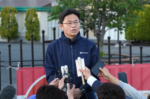 Yoo Guk-hee, chef de la Commission de sûreté et de sécurité nucléaires, s'adresse aux journalistes dans une installation de Tokyo Electric Power Co. à Futaba, dans la préfecture de Fukushima, le 24 mai 2023.
