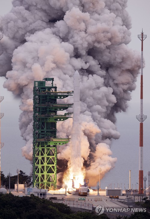 الرئيس «يون» يشيد بنجاح إطلاق صاروخ الفضاء «نوري» ويصفه بـ «الإنجاز الرائع»‏