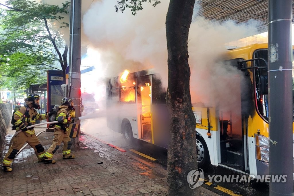 '시내버스 화재'…광주 정류장서 진화 작업