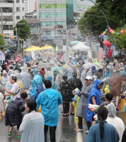 雨の中で楽しむお祭り