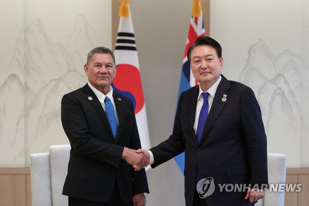 Yoon holds summit with Tuvalu's PM