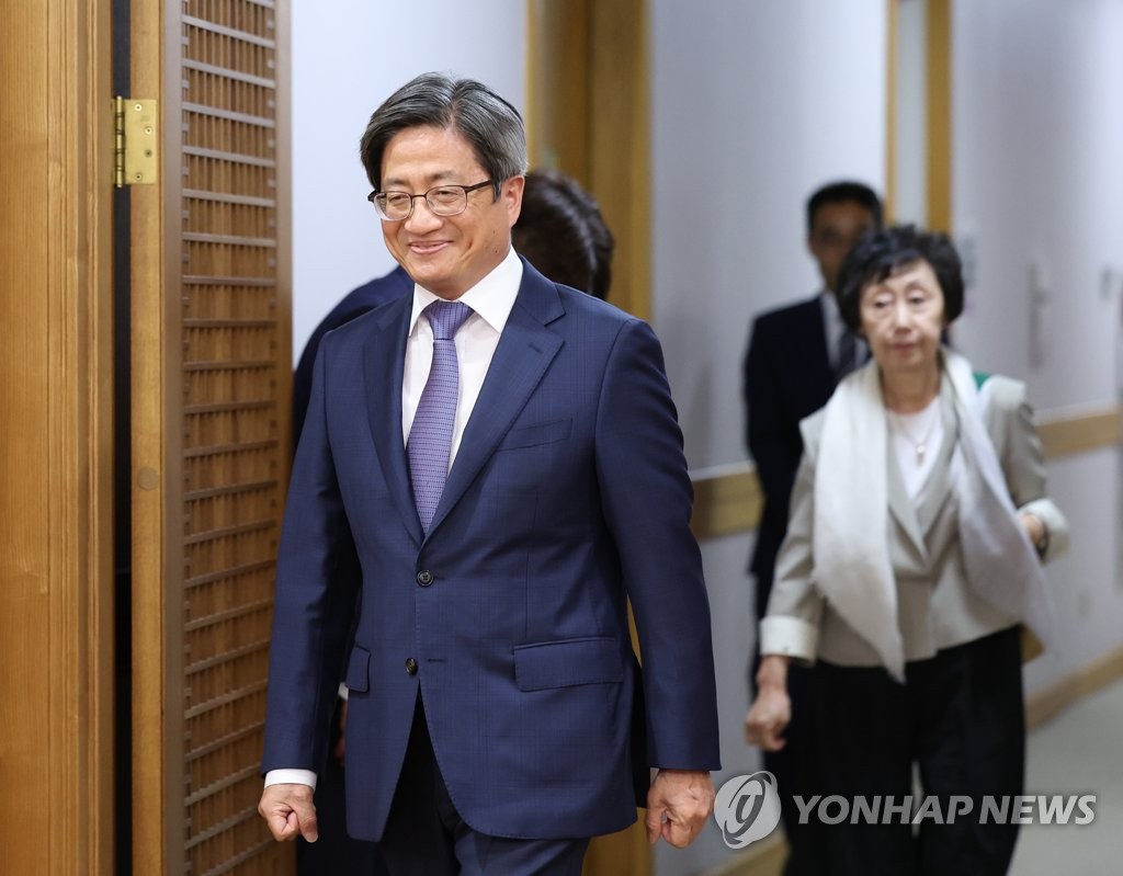 접견장 들어서는 김명수 대법원장-최영애 위원장