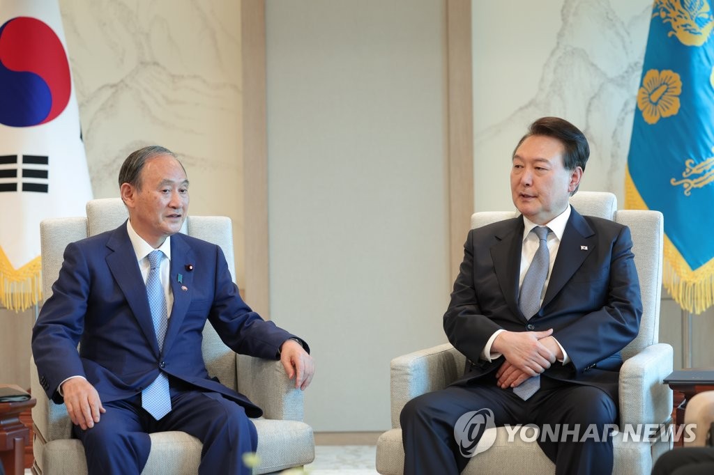 الرئيس «يون» يلتقي برئيس الوزراء الياباني السابق «سوغا» - 1