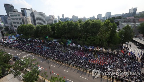  민주노총, 도심 야간집회 자진 해산