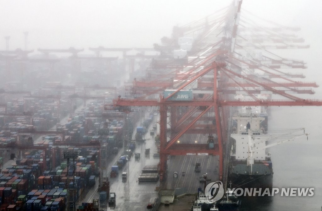 부산항 일대가 안개로 말미암아 뿌연 모습을 보이고 있다. [연합뉴스 자료사진]