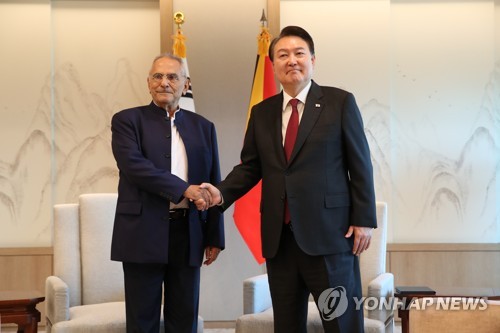 South Korean President Yoon Suk Yeol (R) poses for a photo with East Timor President Jose Ramos-Horta during their meeting at the presidential office in Seoul on June 2, 2023. (Pool photo) (Yonhap)