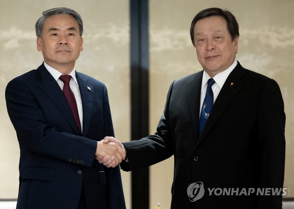 El ministro de Defensa, Lee Jong-sup (izquierda), le da la mano a su homólogo japonés, Yasukazu Hamada, en conversaciones bilaterales al margen del Diálogo Shangri-La anual en Singapur el 4 de junio de 2023. (Yonhap)