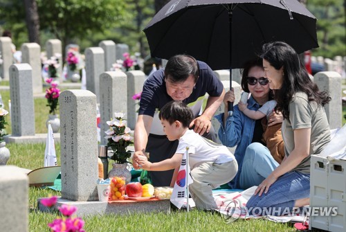 '호국 보훈의 달'…현충일 앞두고 현충원 찾은 시민들 