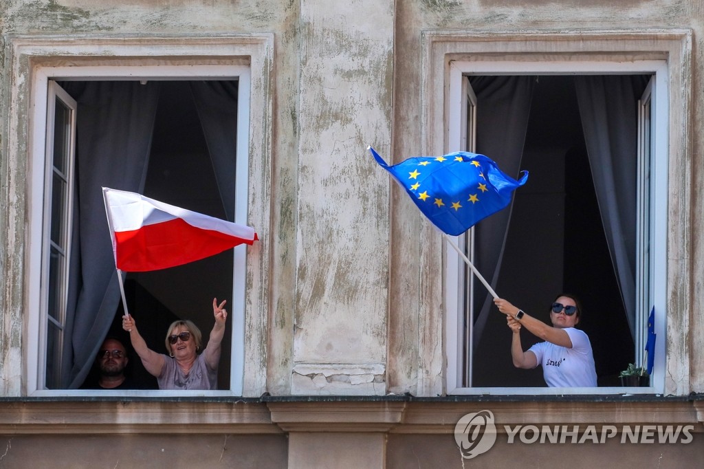반정부 시위서 나란히 휘날린 폴란드·EU 국기