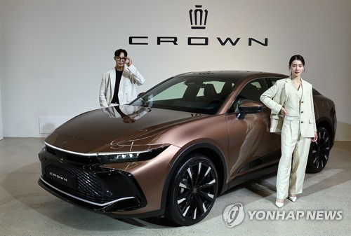 韓国トヨタ　新型クラウンを公開