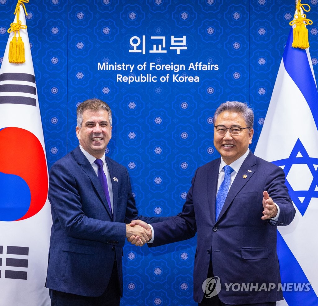 South Korean Foreign Minister Park Jin (R) and his Israeli counterpart, Eli Cohen, shake hands ahead of their talks at the ministry in Seoul on June 7, 2023. (Yonhap)
