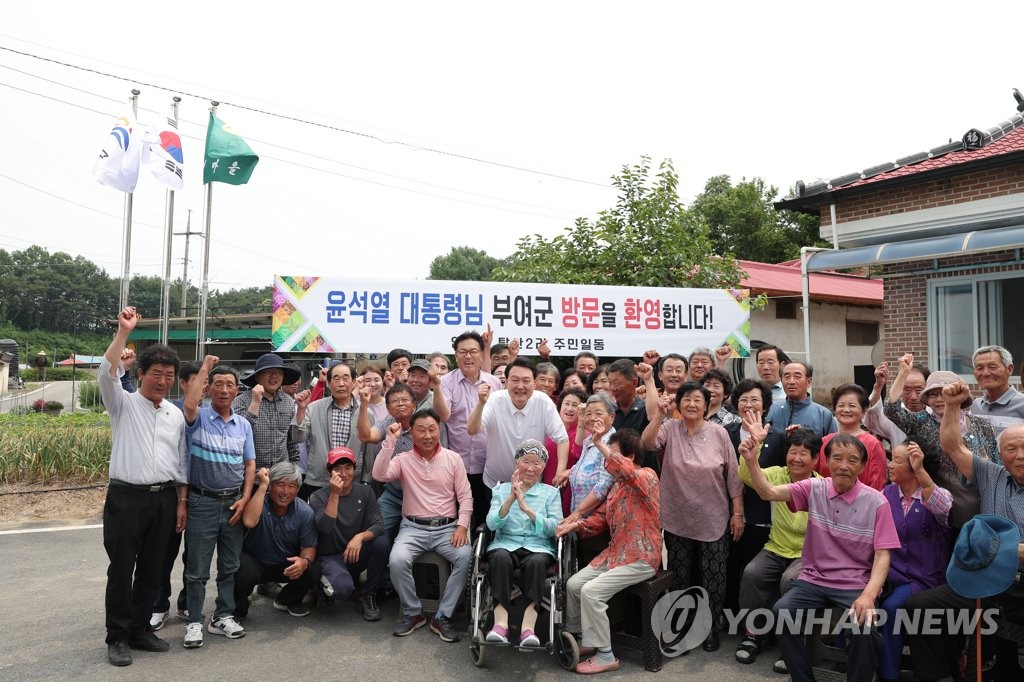 부여 주민들과 기념촬영하는 윤석열 대통령