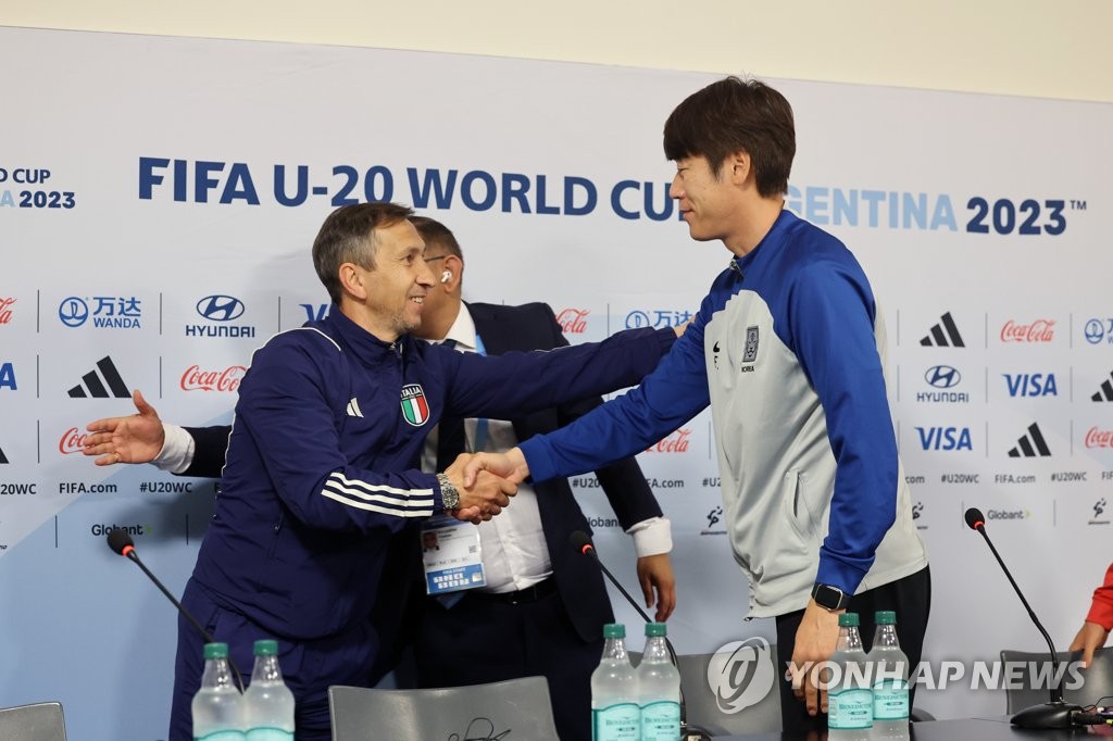 South Korea head coach Kim Eun-jung (R) and his Italy counterpart, Carmine Nunziata, shake hands at a press conference at La Plata Stadium in La Plata, Argentina, on June 7, 2023, the eve of the semifinal match between the two teams at the FIFA U-20 World Cup. (Yonhap)