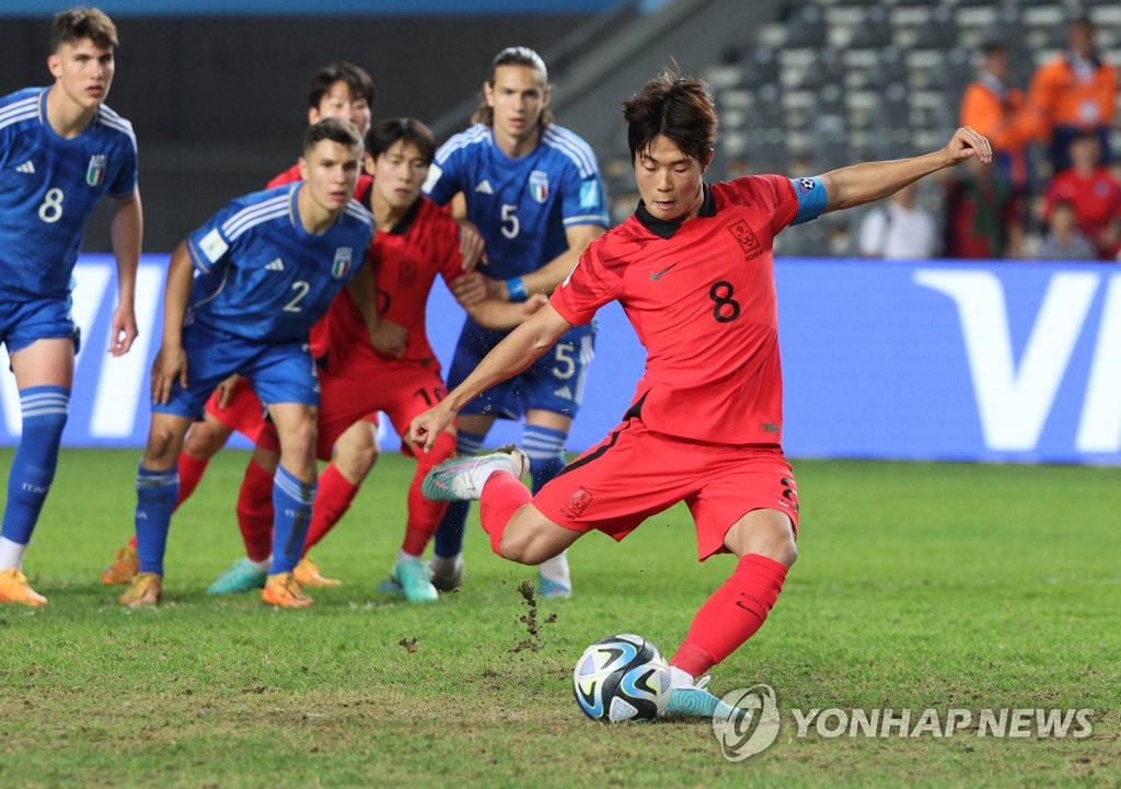 Lee Seung-won of South Korea scores a penalty against Italy during the teams' semifinal match at the FIFA U-20 World Cup at La Plata Stadium in La Plata, Argentina, on June 8, 2023. (Yonhap)