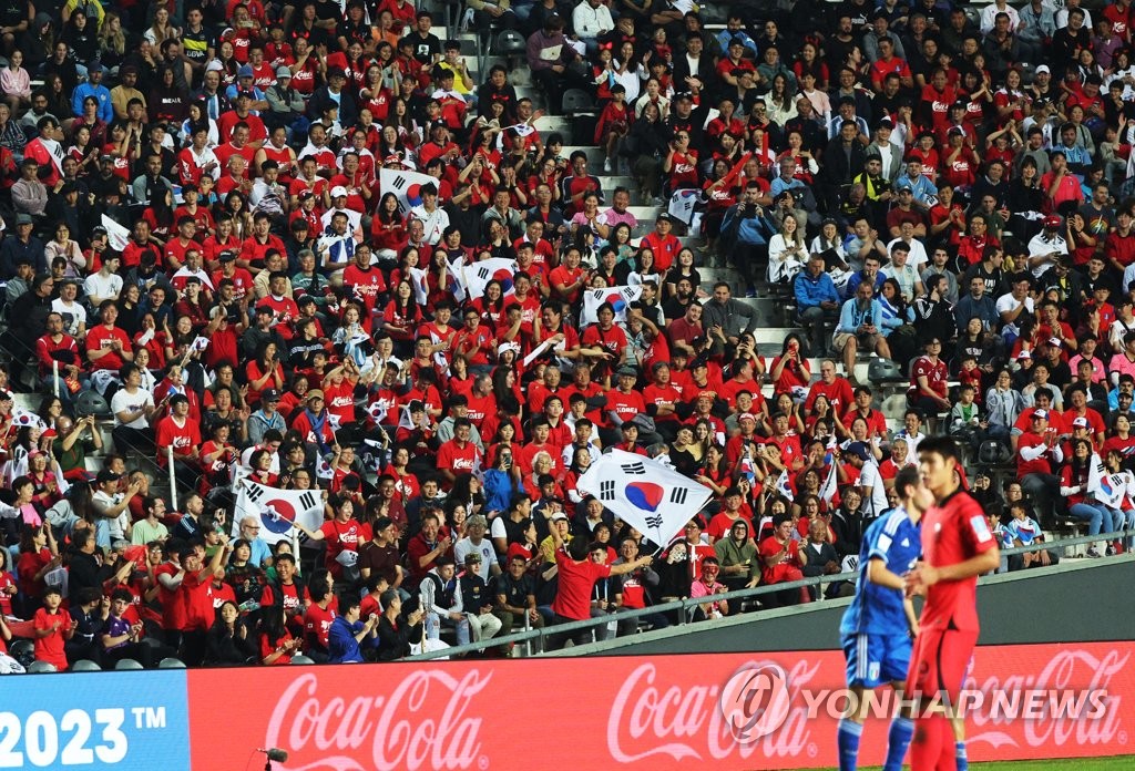 붉은옷 입은 한국 응원단