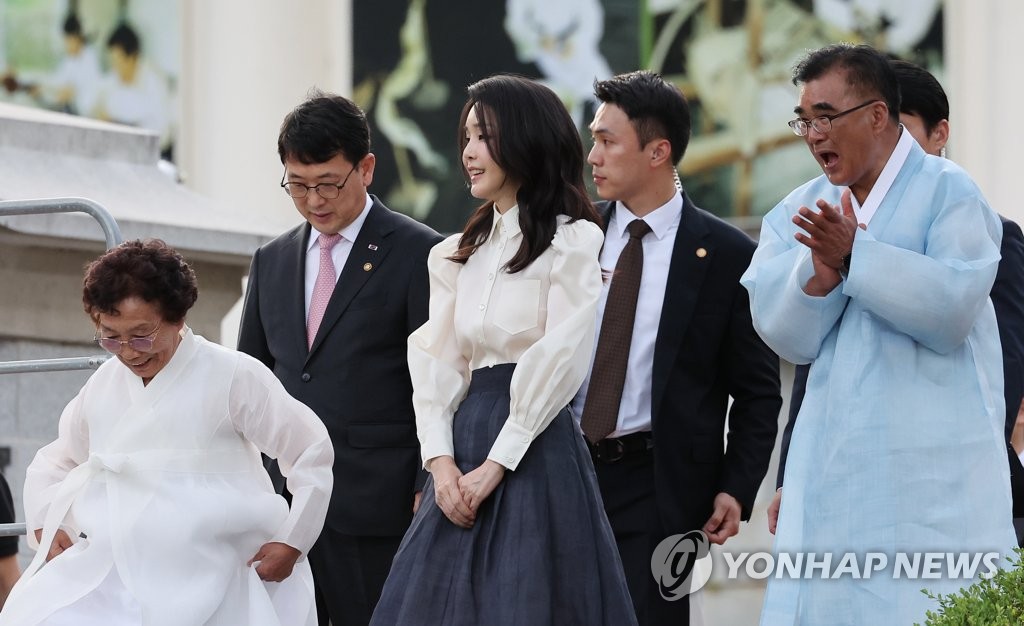 한산모시문화제 개막식 입장하는 김건희 여사