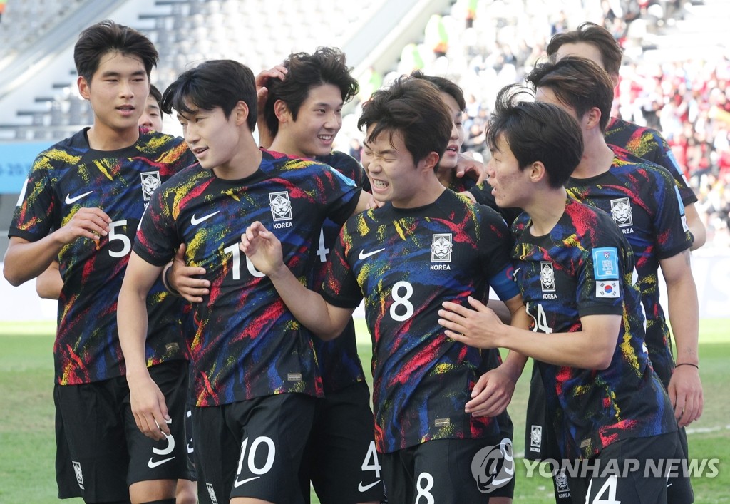 Lee Seung-won of South Korea (2nd from R) is congratulated by teammates after scoring a penalty against Israel during the teams' third-place match at the FIFA U-20 World Cup at La Plata Stadium in La Plata, Argentina, on June 11, 2023. (Yonhap)
